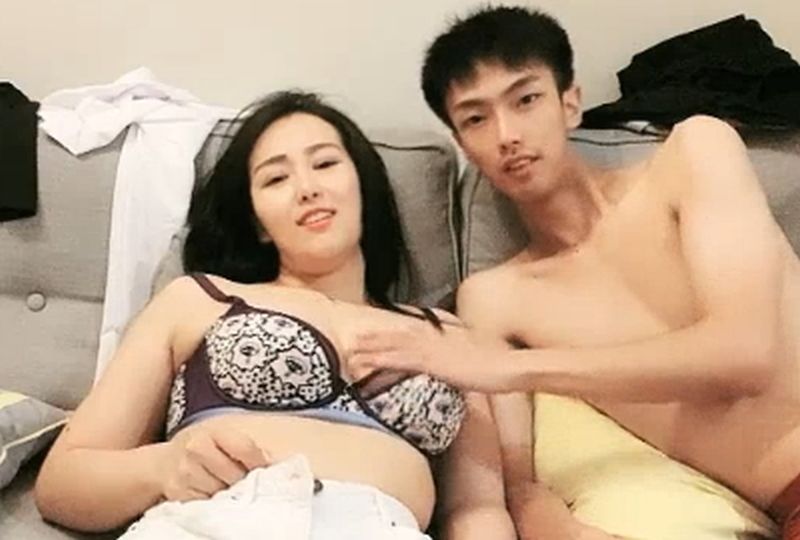 女日裸逼色黄网站-豪乳美女和排骨男激情交戰!